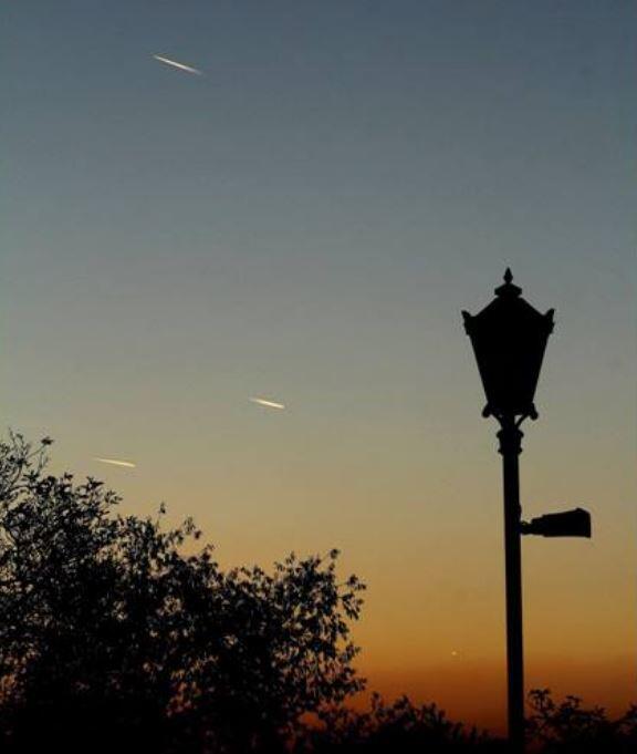 večerná obloha, lampa a hviezdy