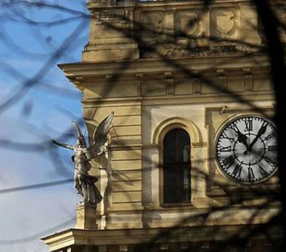 hodiny a anjel na veži