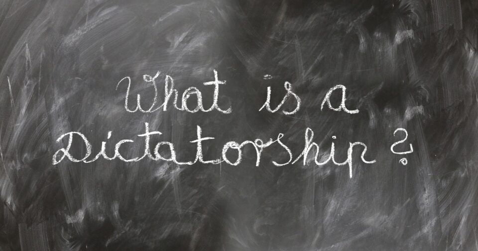 popísaná tabuľa vojna politikov