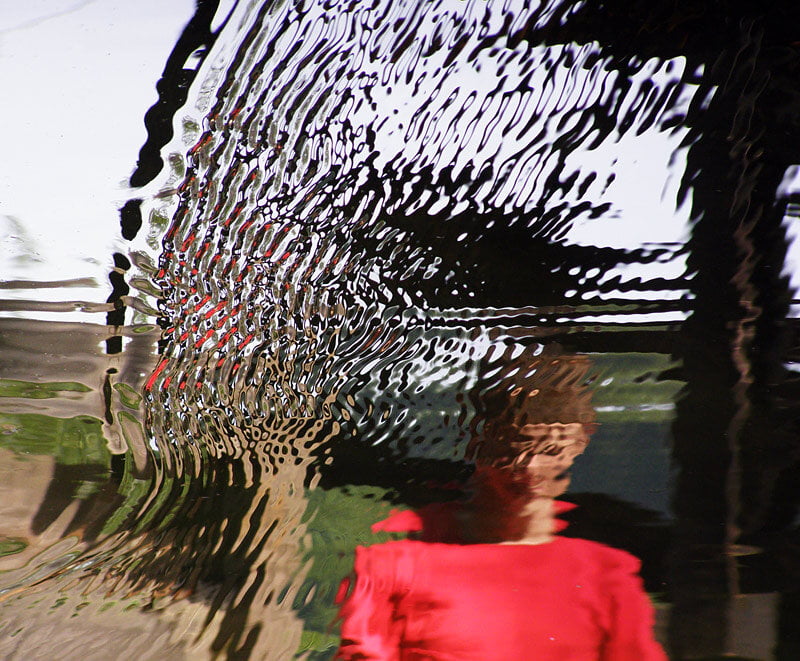 vlny na vode a rozmazaná hlava