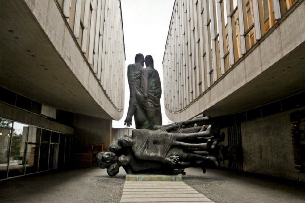 Múzeum_SNP_Obete_varujú