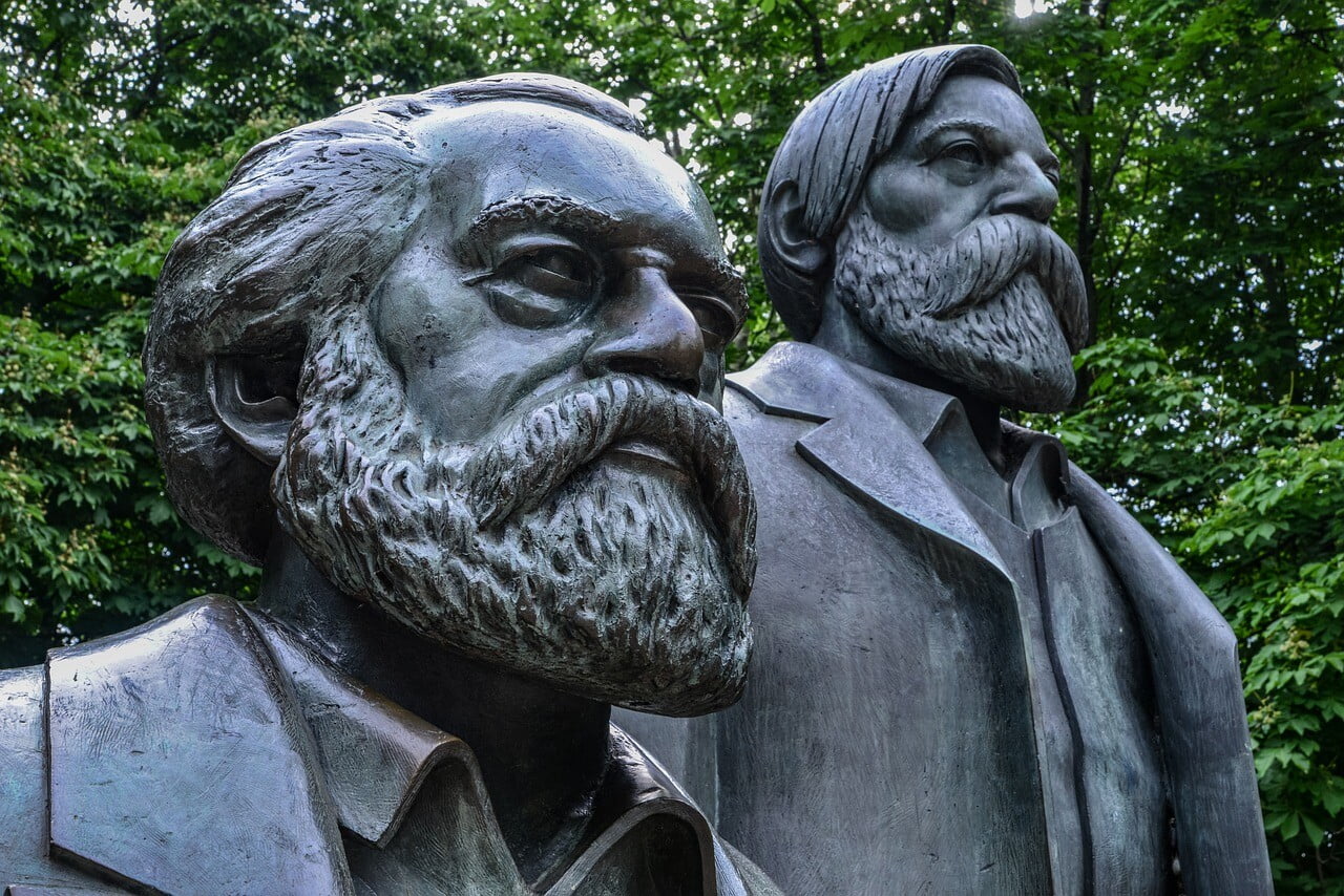 sochy marx a engels