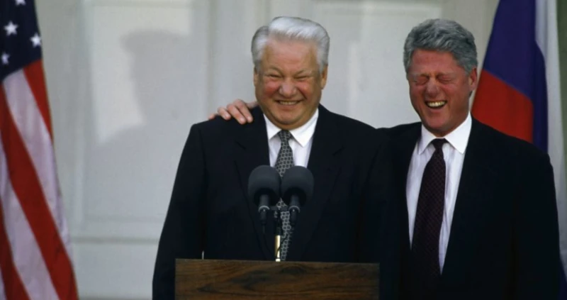 smejúci sa jeľcin s clintonom