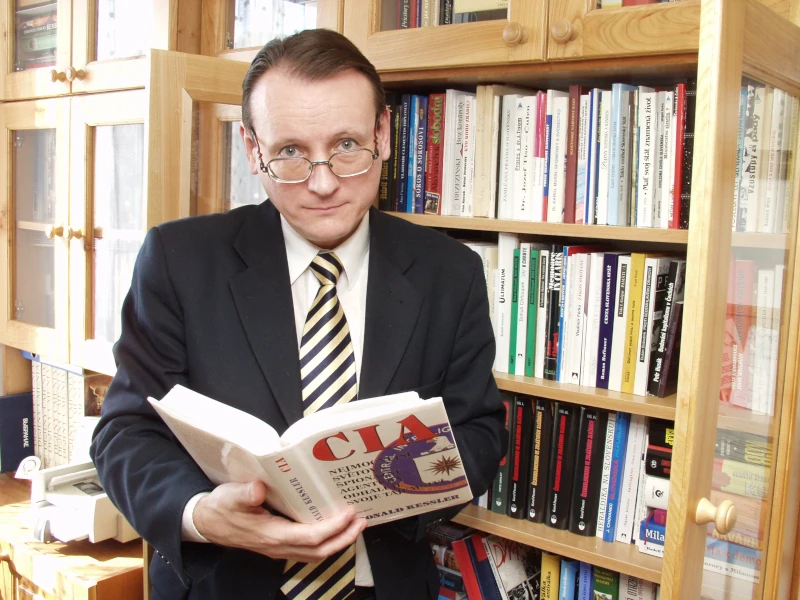 pavol janík v knižnici