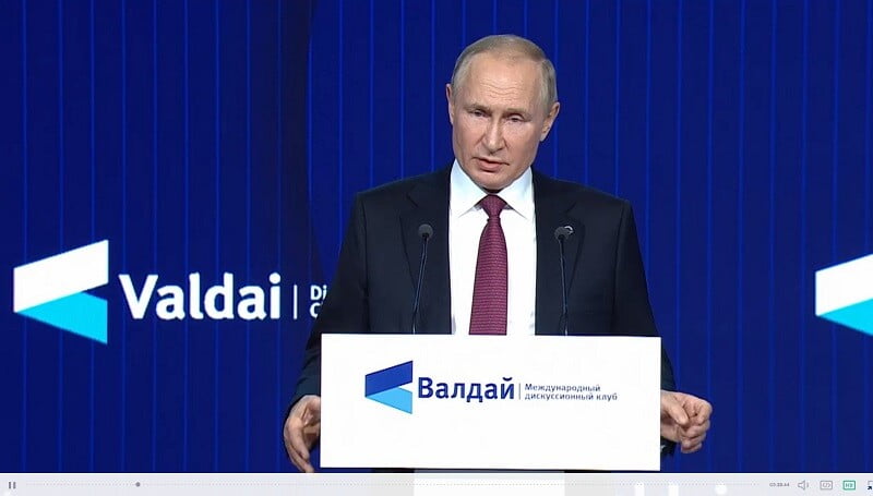 putin reční za pultom