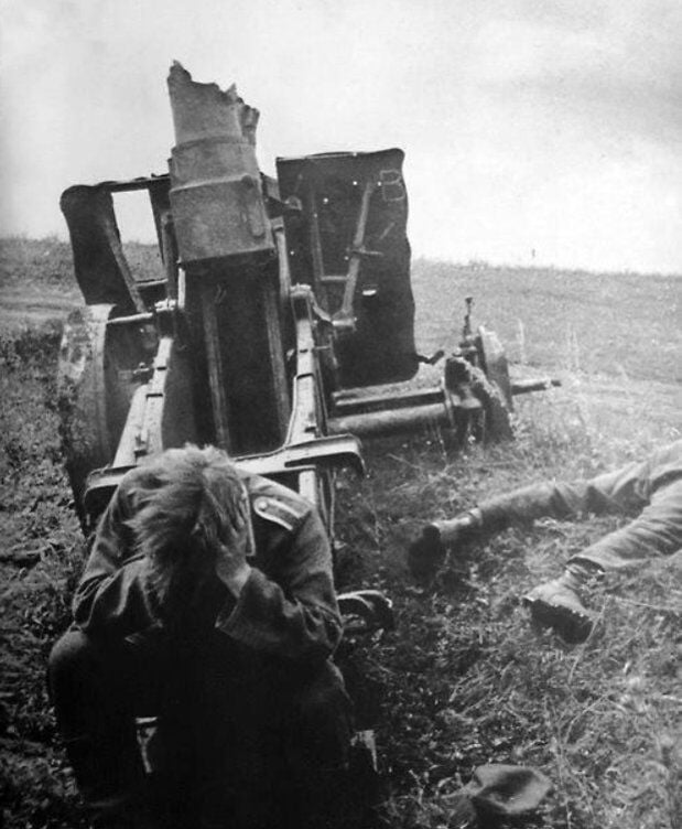 nemecký vojak s hlavou v dlaniach po kurskej bitke