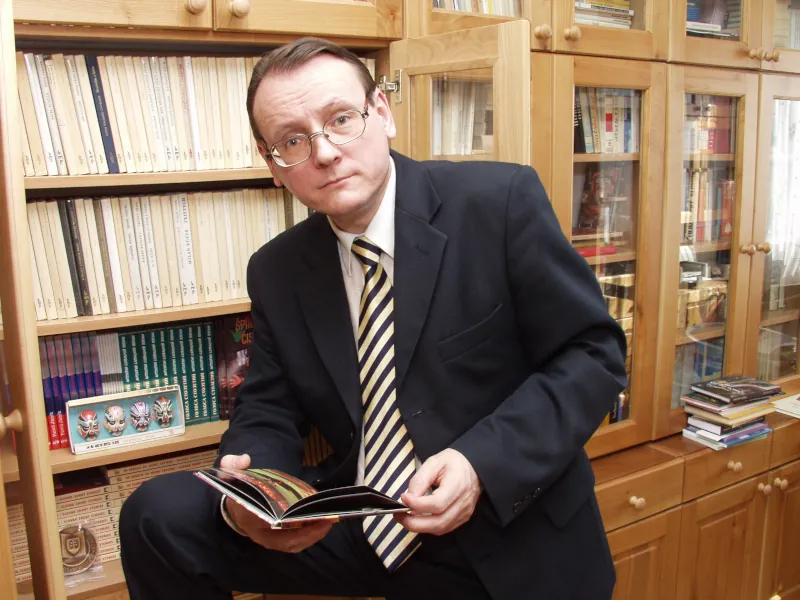 portrét pavla janíka v knižnici