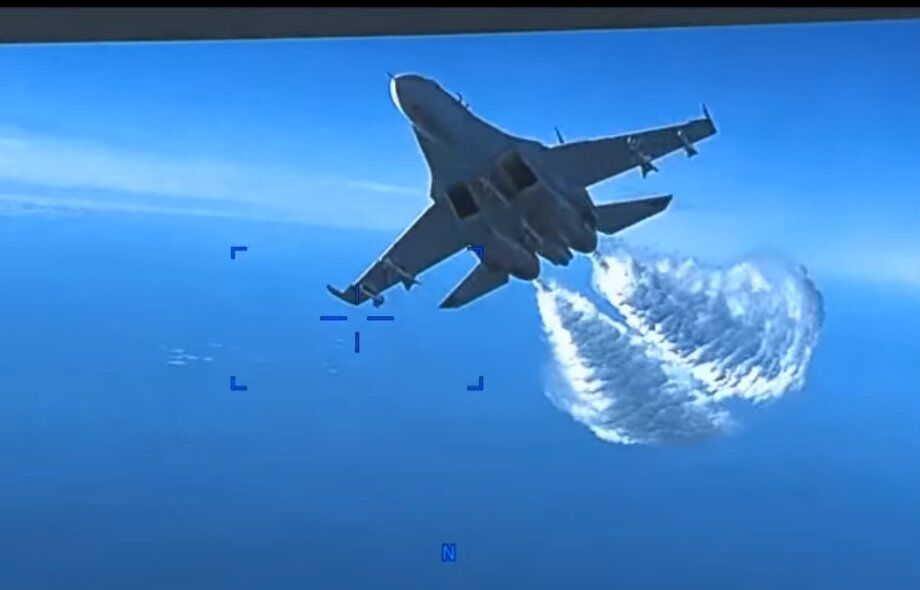 stíhacie lietadlo vo vzduchu