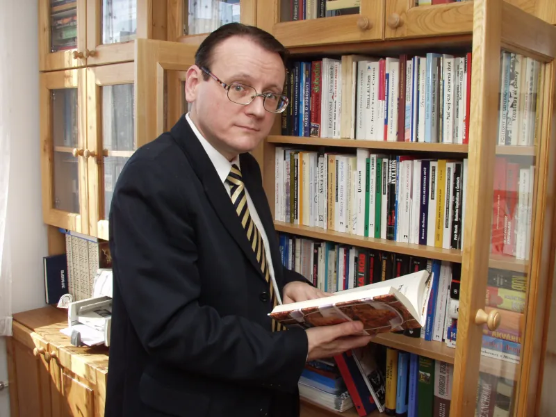 portrét pavla janíka v knižnici