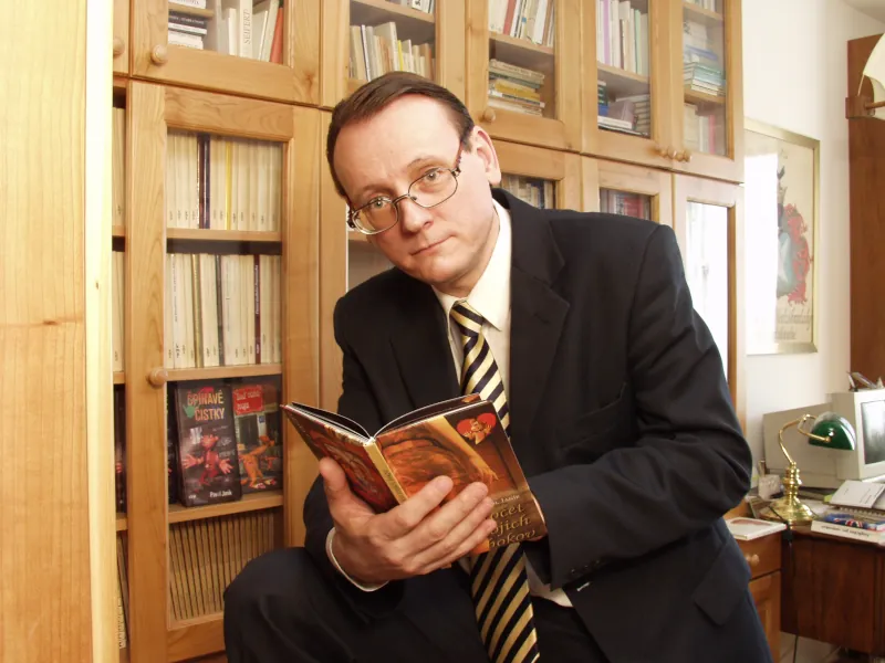 portrét pavla janíka v knižnici