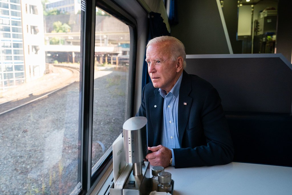 biden pozerá z okna