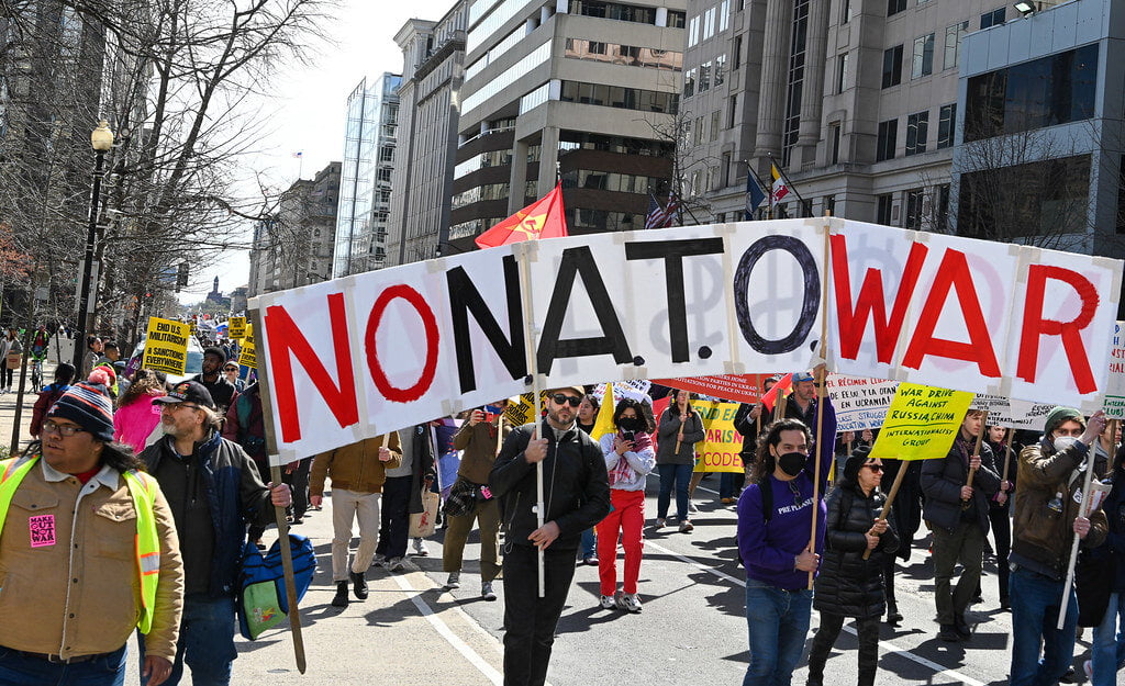 fotografia z demonštrácie proti NATO