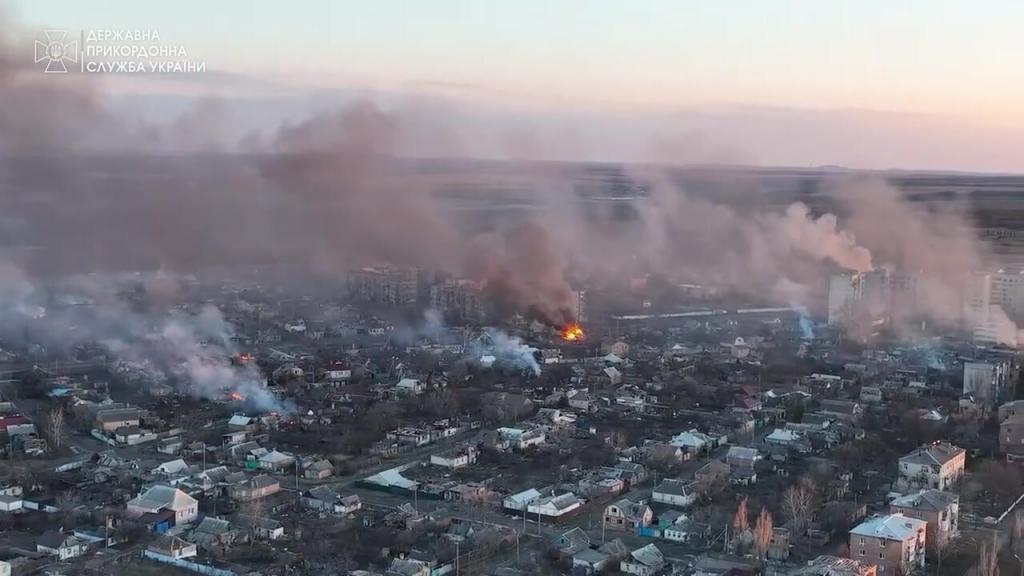 dymiace trosky Bachmutu - Ukrajina