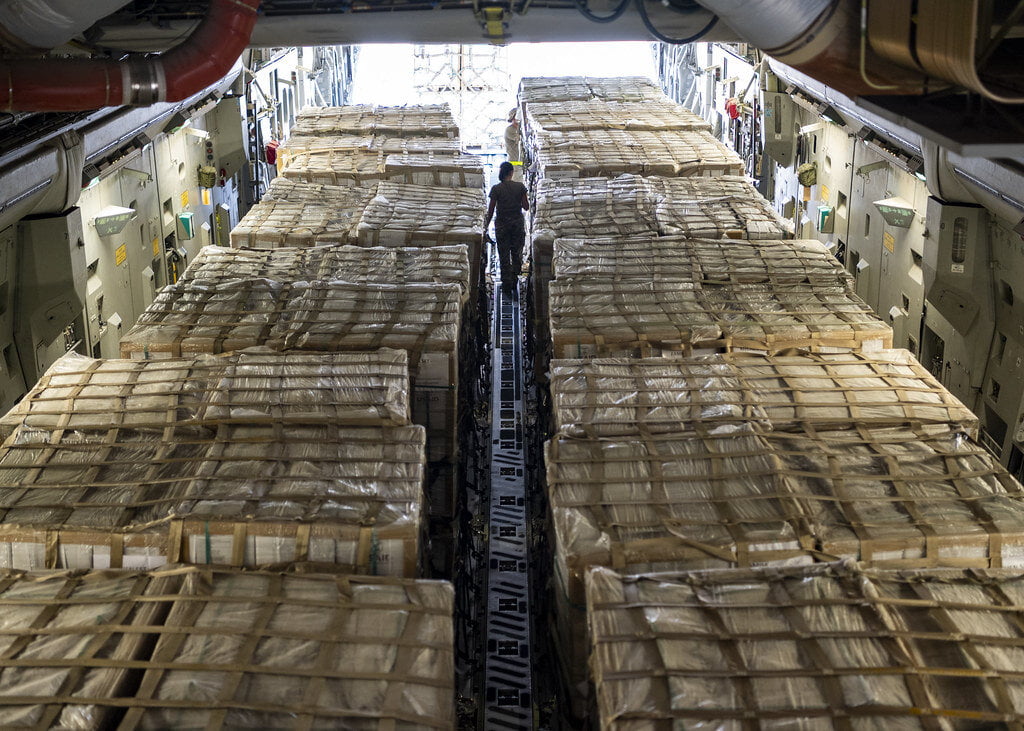 vnútrajšok plne naloženého lietadla