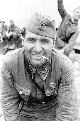 básnik Konstantin Simonov vo vojenskej uniforme