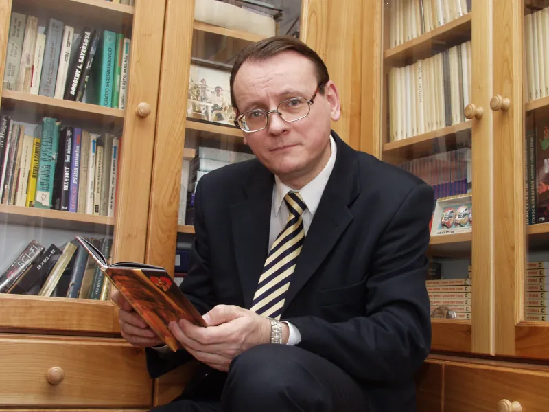 portrét pavla janíka v knižnici