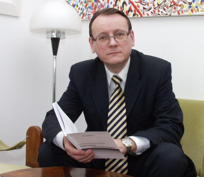 Pavol Janík na gauči s knihou