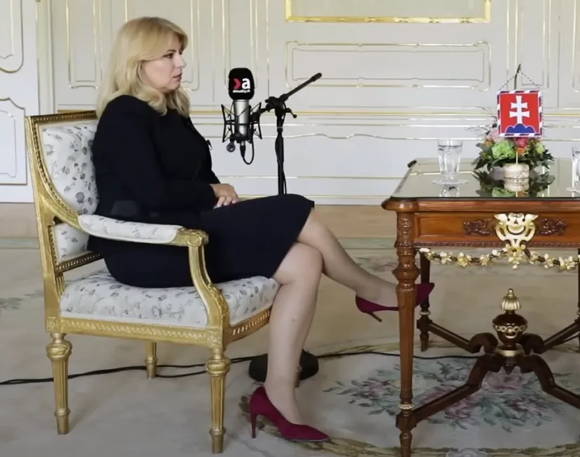 Zuzana Čaputová s prekríženými nohami