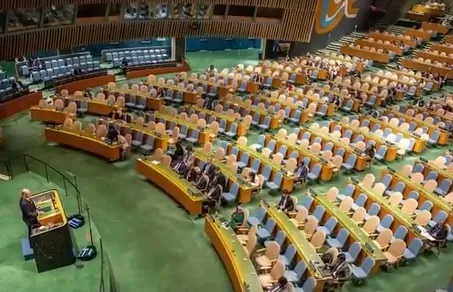 Scholz pred prázdnou sálou na valnom zhromaždení OSN