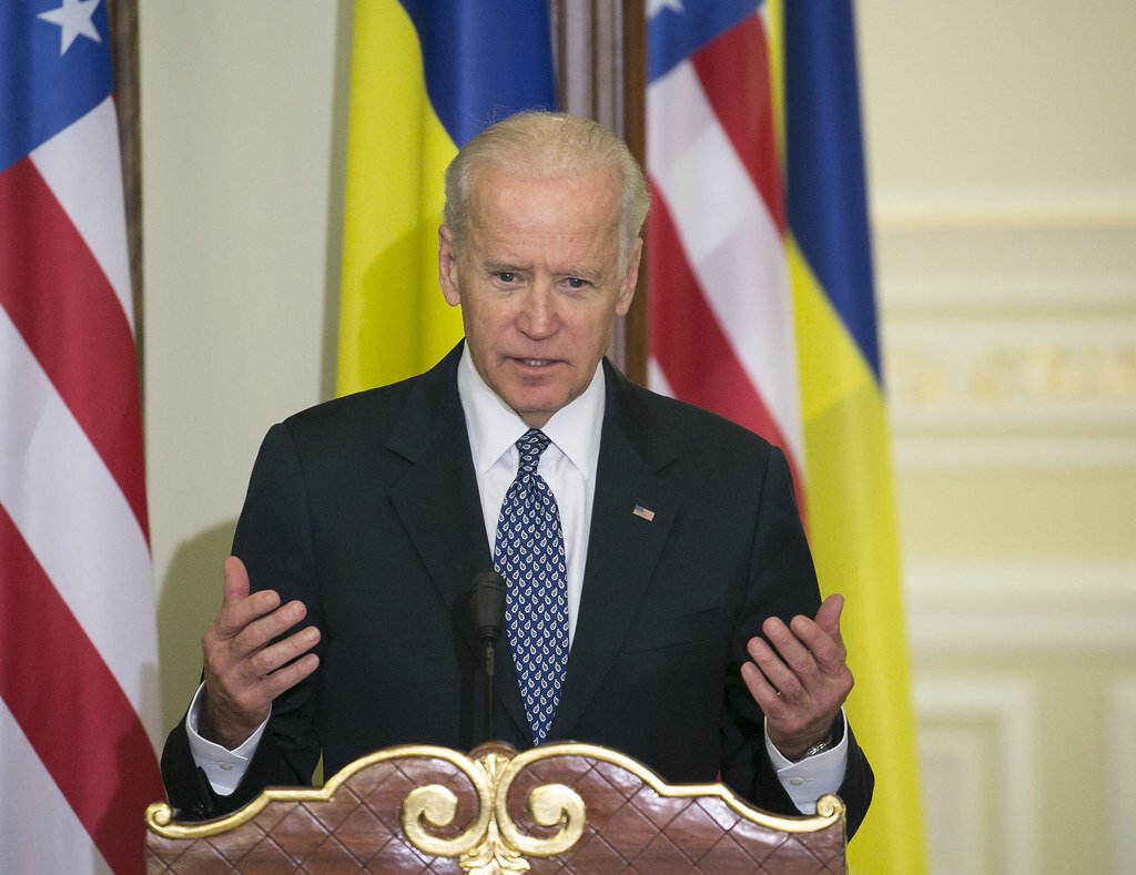 Biden s americkou a ukrajinskou zástavou