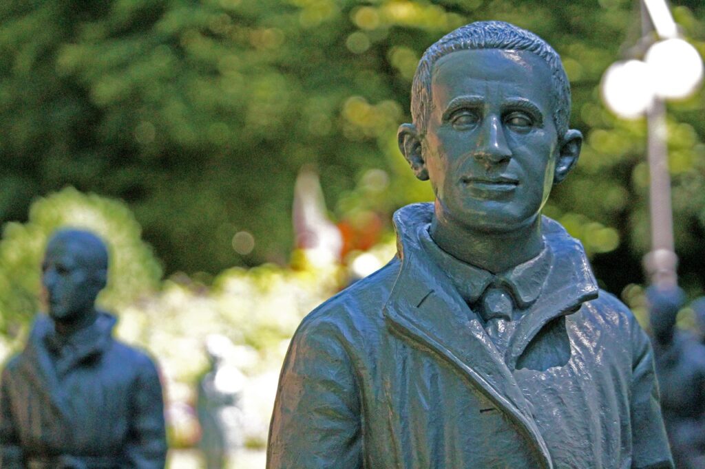bertold brecht, brecht, statue