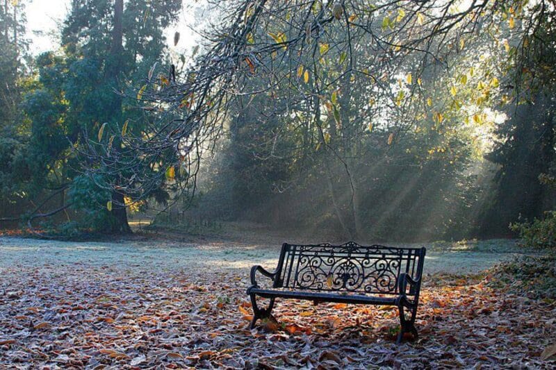 BOH MUSÍ SA IBA POUSMIAŤ