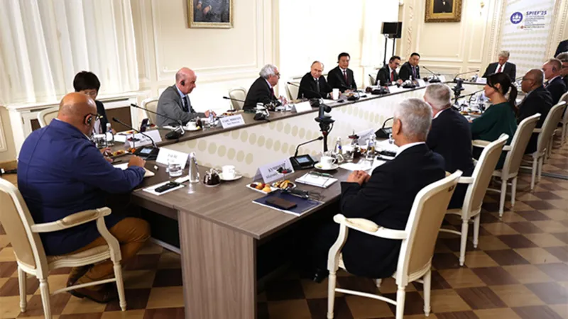 S Vladimirem Putinem se přišlo setkat 16 šéfů světových zpravodajských agentur.