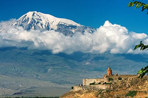 AM: Hora Ararat s kláštorom Chojrapavank nad údolím, pohľad z Arménska