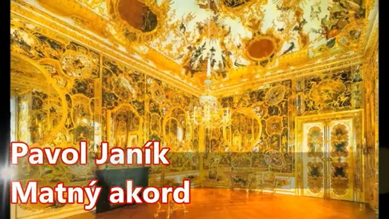 Jantárovo-zlatá sála s krištáľovým lustrom