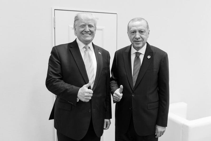 Donald Trump a prezident Turecka Erdogan, usmiati a s palcami nahor