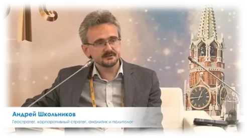 Andrej Školnikov hovorí, vedľa model Spasskej veže.
